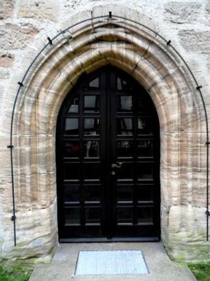 Evangelische Kirche - Kirchturm von Osten - Erdgeschoß mit spätgotischem Portal (Gewände mit Kreuzstab-Profilierung)