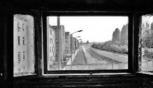 Blick vom ehemaligen Wachturm auf die Grenzanlage an der S-Bahn