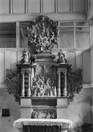 Epitaph des Caspar von Berbisdorf : Altarwerk (Epitaph des Caspar von Berbisdorf, gest. 1613). Sandstein, Marmor, farbig gefaßt. Freiberg, um 1613. Lippersdorf (Kreis Marienberg): Dorfkirche