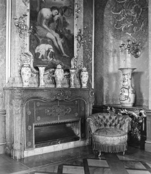 Schloss Heidecksburg in Rudolstadt, Thür., Rokoko-Raum mit wertvollen China-Vasen, alter Marmor-Kamin mit Gasheizung
