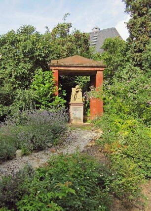 Grabmal des Fürsten Emanuel von Salm-Salm; Walluf, Kirchgasse 10