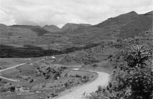 Aufstieg zum Amba Alagi : Blick auf einen Weg am Aufstieg zum äthiopischen Berg Amba Alagi.