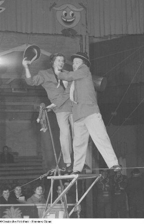 Akrobaten des Faschingsprogramms "Die Kommödianten kommen" des Circus Aeros