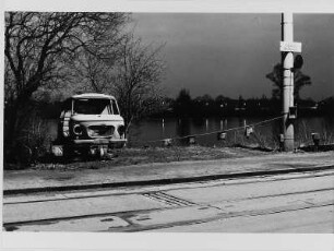 Autowrack an der Straßenbahnhaltestelle "Erbgericht Niederpoyritz"