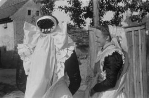 Patinen als Brautjungfern in sorbischer katholischer Tracht. : Kmótře jako družce.