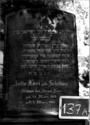 Grabstein 137 (Index: 100109798) Material: Granit Zustand: gut Maße HxBxT: 170x70x42 cm Beschreibung: konische Stele, Doppelsockel, Segmentbogenabschluß Steinmetz: K. Isenmann: Grabstein 137A