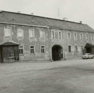 Lengenfeld-Plohn, Plohner Hauptstraße 9/11. Rittergut Plohn (nach 1804). Seitengebäude mit Hofdurchfahrt. Hofansicht