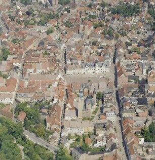 Freiberg. Altstadt. Blick über Wallstraße, Petrikirche, Obermarkt mit Rathaus und Nikolaikirche. Luftbild-Schrägaufnahme von Südwesten