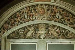 Fensterrahmung mit gekrönter Maske, Greifvögeln, Schlangen, Hasen, Putten und Katzen