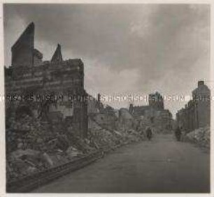 Wehrmachtssoldaten, Zerstörtes Abbeville, Die Hauptstraße der von den Engländern und Franzosen zerstörten Stadt