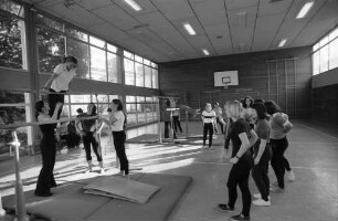 Freiburg: Wirtschaftsschule St. Ursula; Unterricht: Turnen in der Turnhalle