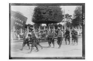 Musiker im Festumzug : Thailand. Musiker in Uniform mit Schlagwerk in einem Festumzug