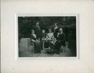 Familienaufnahme im Garten