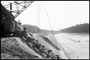 Nikolassee: Löffelbagger, Hintergrund Trasse Richtung Osten [Autobahnbau]