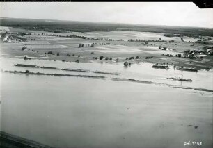 Dyhernfurt, Oder-Hochwasser, Schleppzug oberhalb von Dyhernfurt