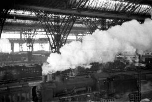 Dampfende Lokomotive auf einem Gleis des Leipziger Hauptbahnhofs