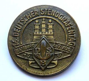 Ereignisabzeichen 16. Deutscher Stenografentag Hamburg 1950 (mit Broschennadel) : Sammlung Beinhorn. Ereignisabzeichen 16. Deutscher Stenografentag Hamburg 1950 (Emblem des Deutschen Stenografenbundes auf Stadtwappen von Hamburg, Um- und Inschrift "16. Deutscher Stenografentag Hamburg 4.-7. Aug. 1950", mit Broschennadel). Metall; Durchmesser 35 mm (1950). Dresden: SLUB R c 0315