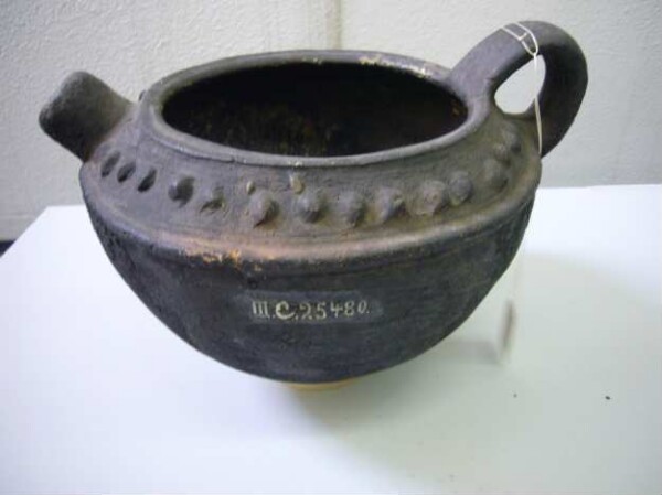 Clay vessel with handle