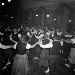 Kreislandjugendverband Stormarn: Kreislandjugendtag: Wilstedt: Gasthof zur Mühle: Festsaal: Vorführung von Volkstänzen durch Landjugendgruppen aus Ahrensburg, Reinfeld, Südstormarn und Wilstedt