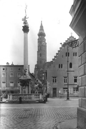 Straubing, Ludwigsplatz : Straubing. Ludwigsplatz mit Dreifaltigkeitssäule. Blick nach Nordwesten zum Turm der Jakobskirche und zum Stadttheater
