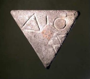 Dreieckiges Gewicht, auf der Rückseite Nagel, mit griechischer Inschrift auf Vorderseite (ΔΙΟΣ)