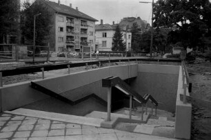 Bau einer Fußgängerunterführung unter der Kriegsstraße in Höhe der Hirschstraße.