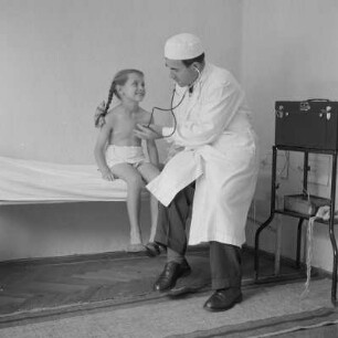 Gesundheitsvorsorge eines Kindes im Kindersanatorium in Bankja