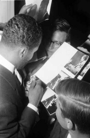 Donaueschingen: Donaueschinger Musiktage; Stadthalle; Modern Jazz Quartet; John Lewis gibt Autogramme