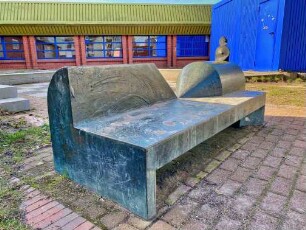 Bad Oldesloe: Theodor-Mommsen-Schule: Heinrich-Vogler-Sporthalle: Bronzeplastik Sportler und Kampfrichterbank des Bildhauers Georg Engst