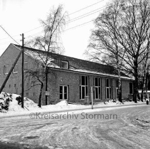 Waldreitersaal: vor Fertigstellung: Außenansicht: Bei den Rauhen Bergen mit Einmündung in Wöhrendamm: rechts und links Bäume: in der Mitte Verkehrsschild: links Strommast: Winter