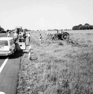 Mord an Brigitte Wetzenstein-Ollenschläger: Bundesautobahn A 1 bei Reinfeld: Leichenfundort im Graben neben Seitenstreifen am 19. August 1972: rechts Trecker nach Mähen eines Teils des Grases und des angrenzenden Getreidefeldes: daneben Mann: links Polizisten und Männer am Straßenrand zwischen Pkw und Polizeifahrzeug: hinten Bäume