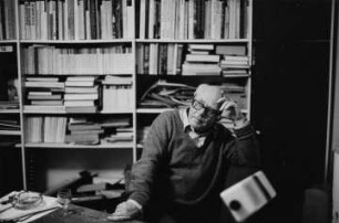 Dr. Erhard Frommhold, Cheflektor des Verlags der Kunst, in seinem Arbeitszimmer