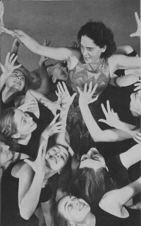 Die Tänzerin und Choreographin Mary Wigman bei Studien zum "Hexentanz"