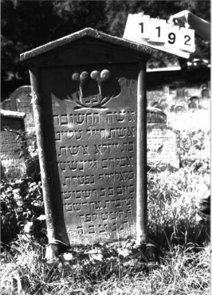 Grabstein 1192 (Index: 100098587) Maße HxBxT: 142x55x8 cm Symbolik: Trauerkranz, zwei Herzen: Grabstein 1192