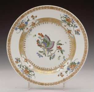 Teller mit Schmetterlingsdekor und goldenen Ornamenten