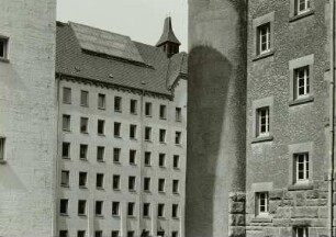 Münchner Platz, Helmholtzstraße