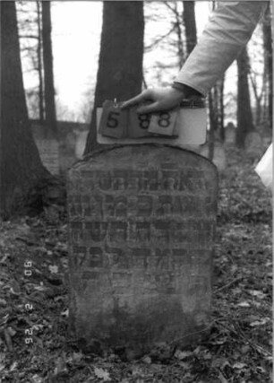 Grabstein 588 (Index: 100115302) Material: Sandstein Zustand: verwittert Maße HxBxT: 74x48x13 cm Beschreibung: Stele mit Rundbogenabschluß: Grabstein 588