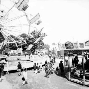 Schützen- und Volksfest: Veranstalter Heimatring und Ahrensburger Schützengilde: Volksfestplatz an der Stormarnstraße: Karusselle und Jahrmarktstände: Besucher, 23. Juni 1968