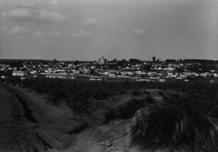 Blick auf Torrinha : Sicht auf die Häuser von Torrinha. Im Vordergrund Gräben und Grasland.