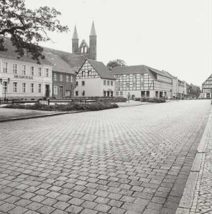 Kyritz, Platz des Friedens, Fahrbahn mit Kupferschlacke-Großpflaster
