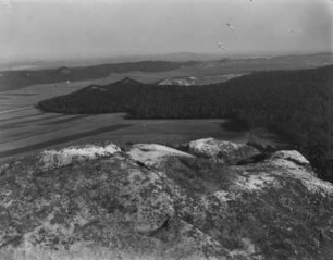 Landschaft bei Halberstadt : Blick von einer felsigen Bergkuppe über eine ebene Landschaft mit kleinen Bergen und Wald