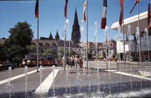 Freiburg: Springbrunnen vor der Kongresshalle, Hintergrund Münster, von oben, Farbaufnahme