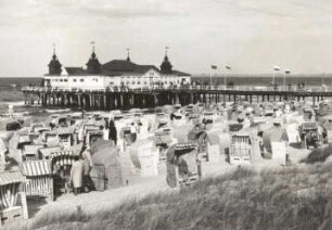 Heringsdorf-Ahlbeck. Badestrand mit Strandkörben. Blick zur Seebrücke mit HO-Gaststätte