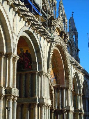 Venedig - Portale der Markuskirche : Bögen der Eingangsportale zur Markuskirche. Aufgenommen am 23. Februar 2012 in Venedig