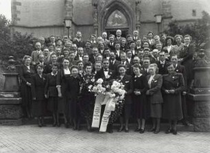 Gruppenbild zur Silbernen Konfirmation vor dem Westportal der Stadtkirche St. Marien