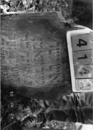 Grabstein 414 (Index: 100115654) Material: Sandstein Zustand: teilweise stark verwittert mit Textverlust Maße HxBxT: 81x56x14 cm Beschreibung: Stele mit eingezogenem Rundbogenabschluß, eingetieftes Schriftfeld Symbolik: Blüte: Grabstein 414A (Nachholaufnahme)