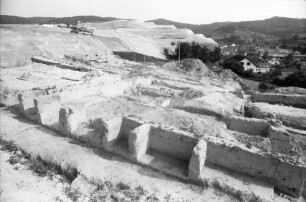 Kiechlinsbergen: Ausgrabung einer Fliehburg aus dem 12. Jahrhundert mit Rebumlegung im Hintergrund