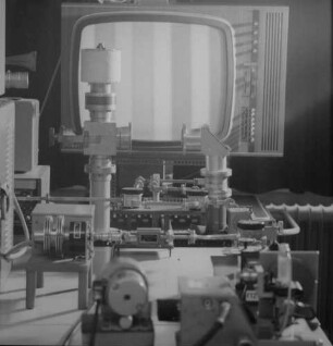 Darmstadt. Fernmeldetechnisches Zentralamt. Labor. Übertragung von Farbfernsehbildern über Hohlleiter. Fernsehgerät mit Fernsehtestbild, davor Generatorenanlage zur Erzeugung der Mikrowellen