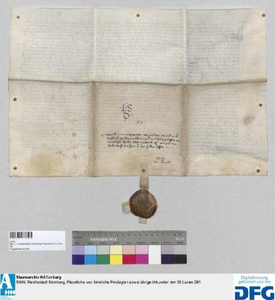 Walthasor Pemer, oberster Amtmann des Waldes bei Nürnberg, Sebalder Seite, und das Forstgericht daselbst sprechen dem Rat der Stadt Nürnberg den Teil der Forsthube zu Tennenlo, welchen Peter Motter vor dem von Wernlein und Gilg den Schützen erkauft hat und der nach des Motters Tod weder vom Rat noch dem Waldamtmann empfangen wurde, gegen die Erbansprüche Peter von Seckendorffs als verfallenes Lehen zu. - Zeugen: Vlrich Haller, Endres Geuder, Jörg Startz, Albrecht Swatman, Heinrich Perckmeister, sämtlich Bürger zu Nurnberg, Jorg Hetzelstorffer zu Günterspühel, Jacob Prenger zu Gescheyd, Cuntz Hering zu Malmshoff, Hanns Kuenl zu Krafftzhoff, Herman Pawer der Altere und Jungere, beide zu Tennelov, Hans Wirt zu Ruckerstorff und Peter Rabnolt zu Erlastegen. - Siegler: der Amtmann.