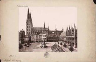 Marktplatz mit Rathaus und Marienkirche, Lübeck: wie Inv.Nr. 0417: Ansicht vom Platz mit Marktbrunnen (1935 abgerissen)